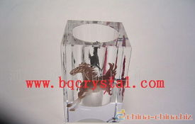 晶瑩剔透的水晶筆筒 提升辦公桌格調的實用藝術品